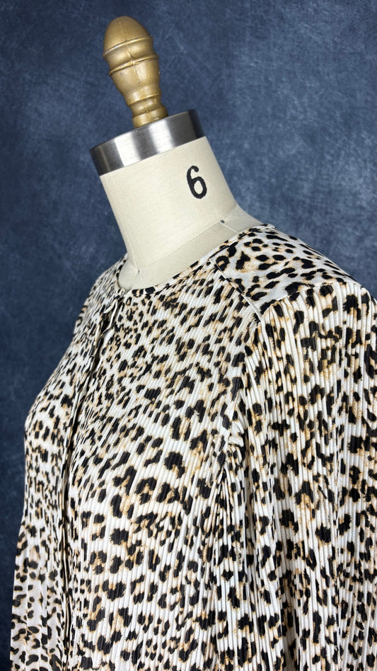 Blouse plissée à motif léopard Banana Republic, taille small. Vue de l'encolure.