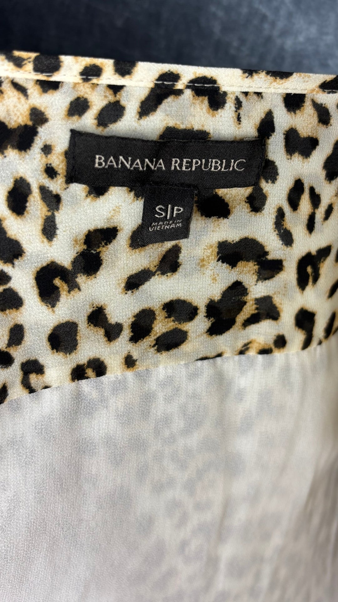 Blouse plissée à motif léopard Banana Republic, taille small. Vue de l'étiquette.