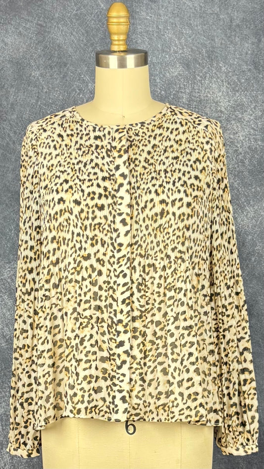 Blouse plissée à motif léopard Banana Republic, taille small. Vue de face.