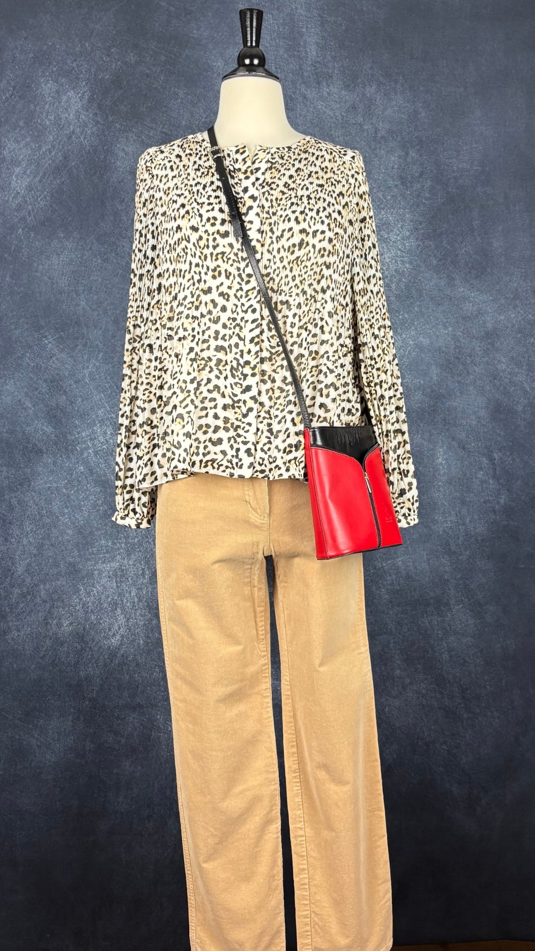 Blouse plissée à motif léopard Banana Republic, taille small. Vue de l'agencement avec le pantalon en velours côtelé tan Olsen et le sac à main rouge et noir.