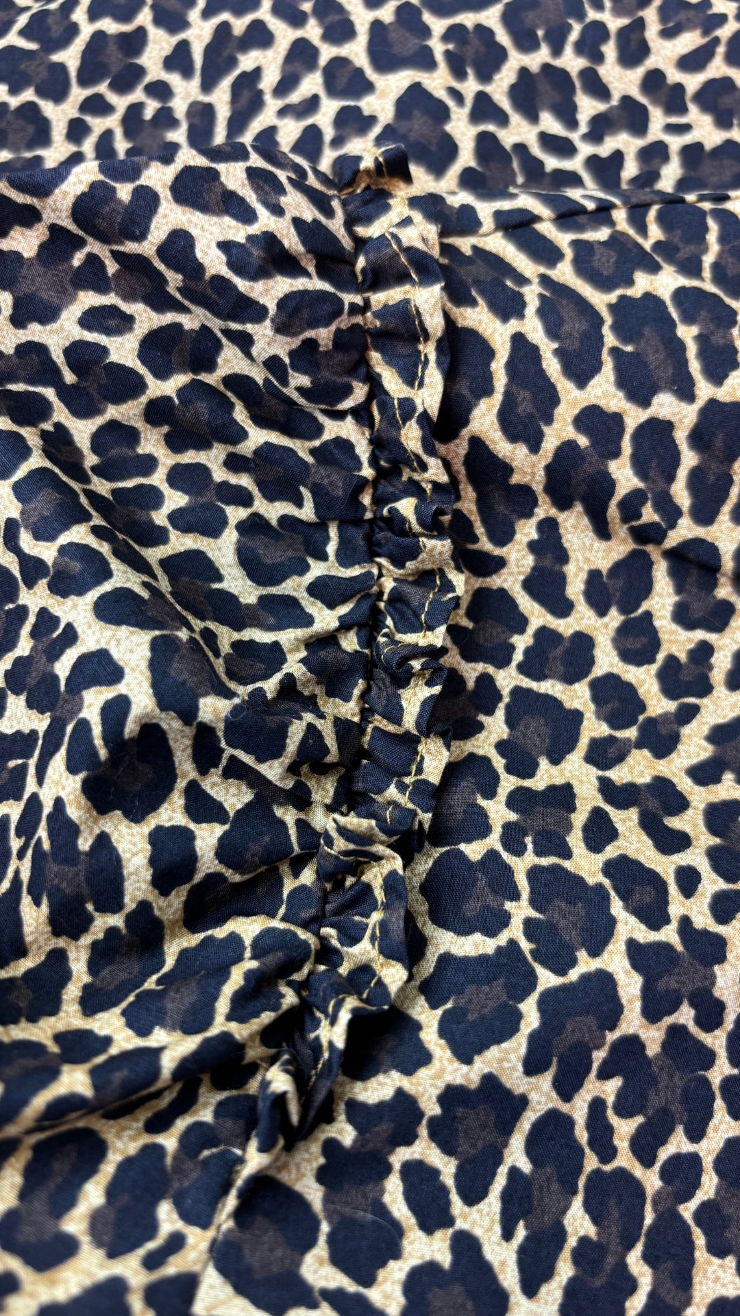 Blouse léopard en popeline de coton J.Crew, taille medium. Vue du frison à l'épaule.