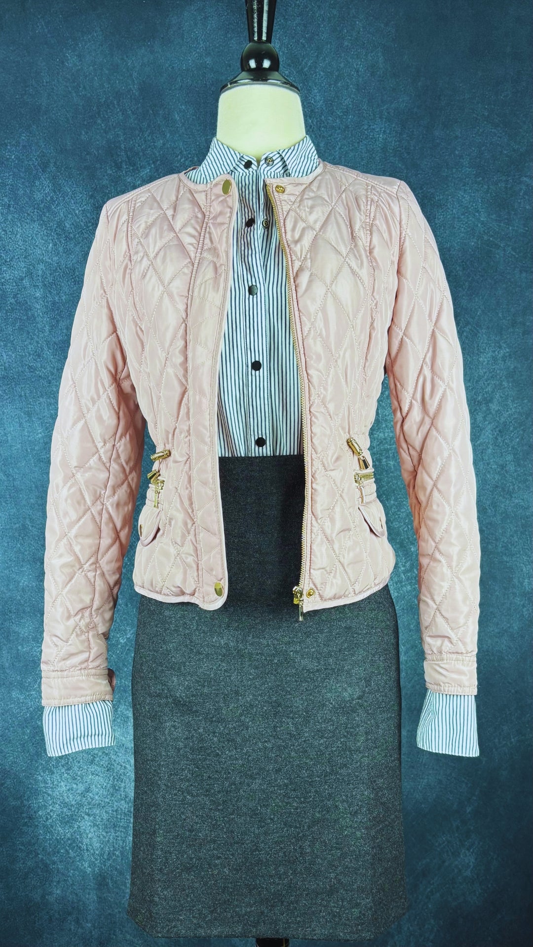 Blouse à rayures et ourlet asymétrique Scotch & Soda, taille xs. Vue de l'agencement avec la jupe grise Judith & Charles et la veste matelassée rose Tristan.