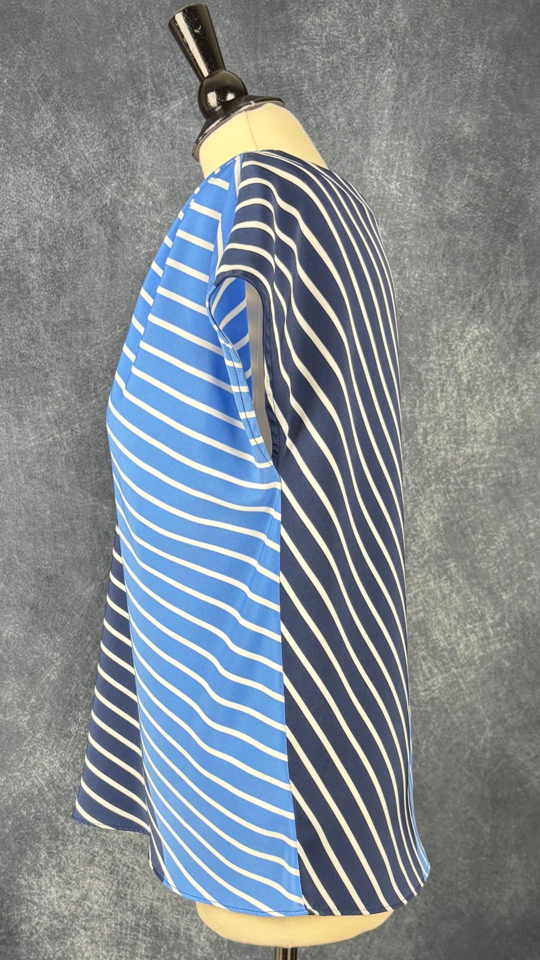 Blouse à rayures et détail plissé à l'épaule Maison Cinqcent, taille medium. Vue de côté.