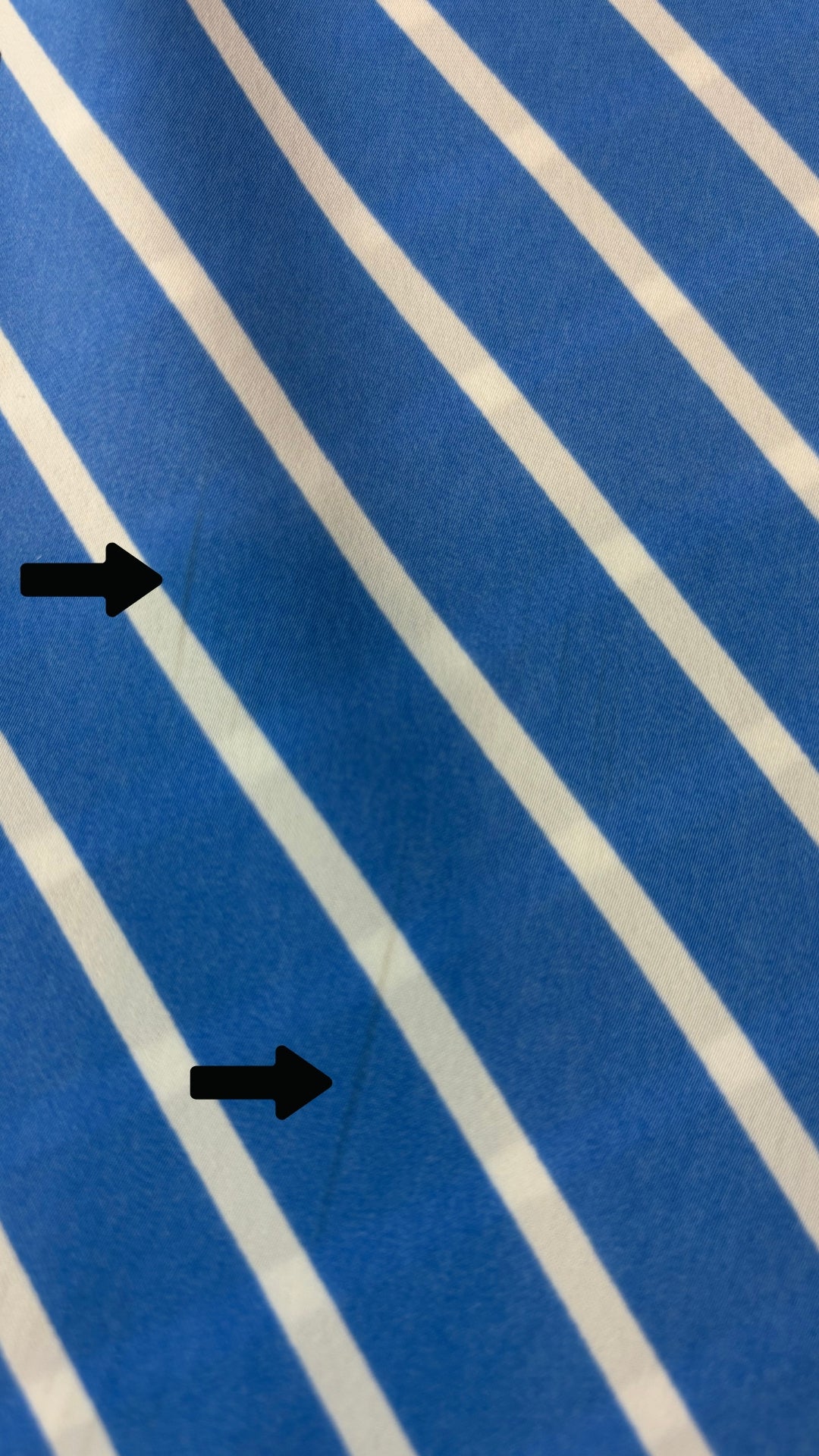 Blouse à rayures et détail plissé à l'épaule Maison Cinqcent, taille medium. Vue de près d'autres légères imperfections au dos.