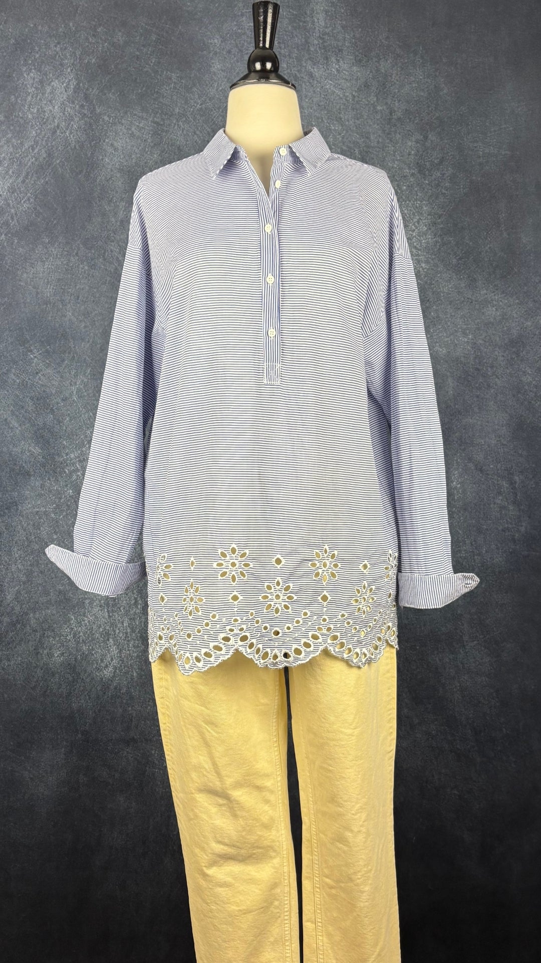 Blouse à rayures et broderie anglaise à l'ourlet Imperial, taille medium. Vue de l'agencement avec le jeans Banana Republic jaune doux.