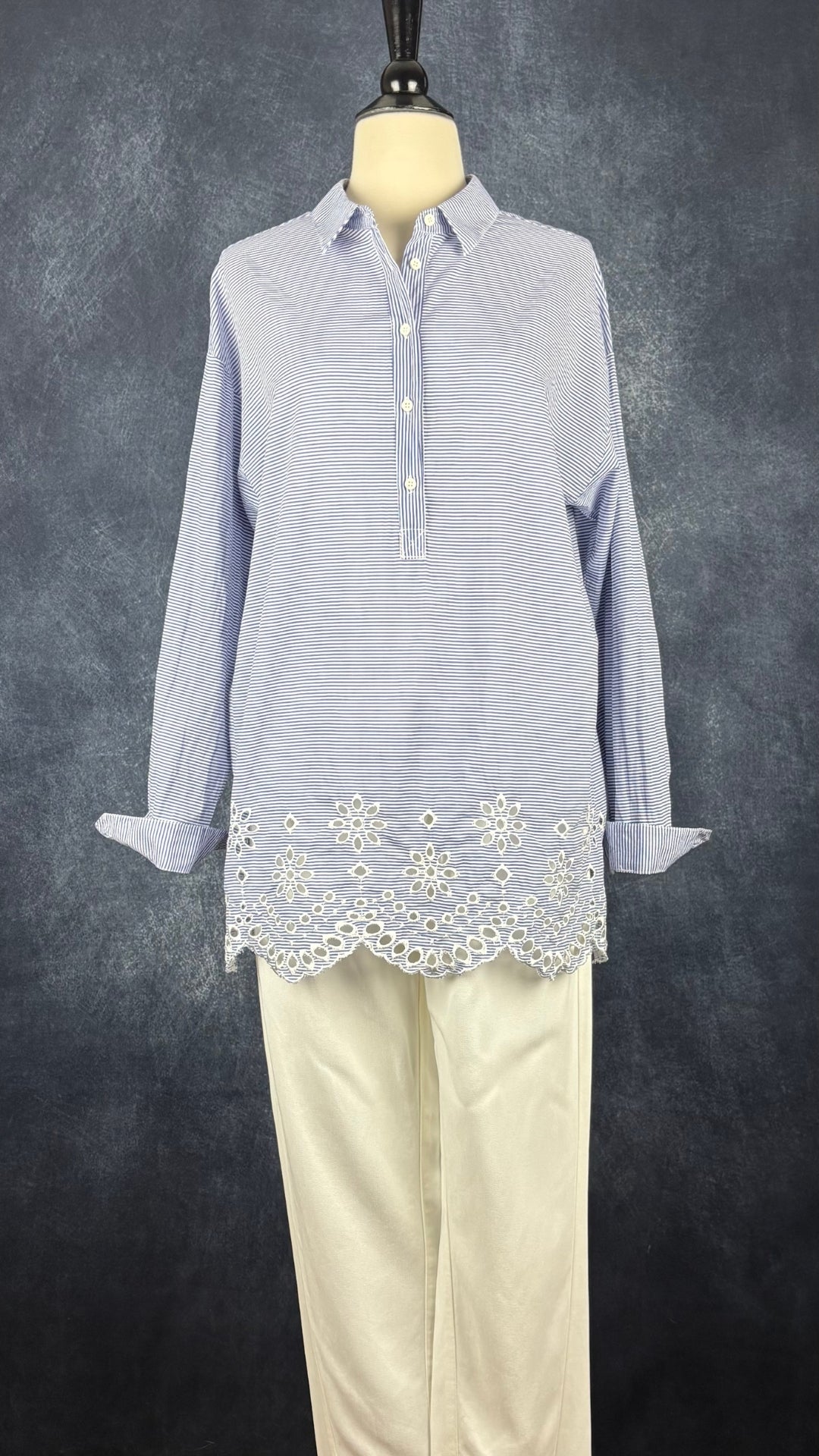 Blouse à rayures et broderie anglaise à l'ourlet Imperial, taille medium. Vue de l'agencement avec le pantalon crème en lyocell Anthropologie (déjà vendu).