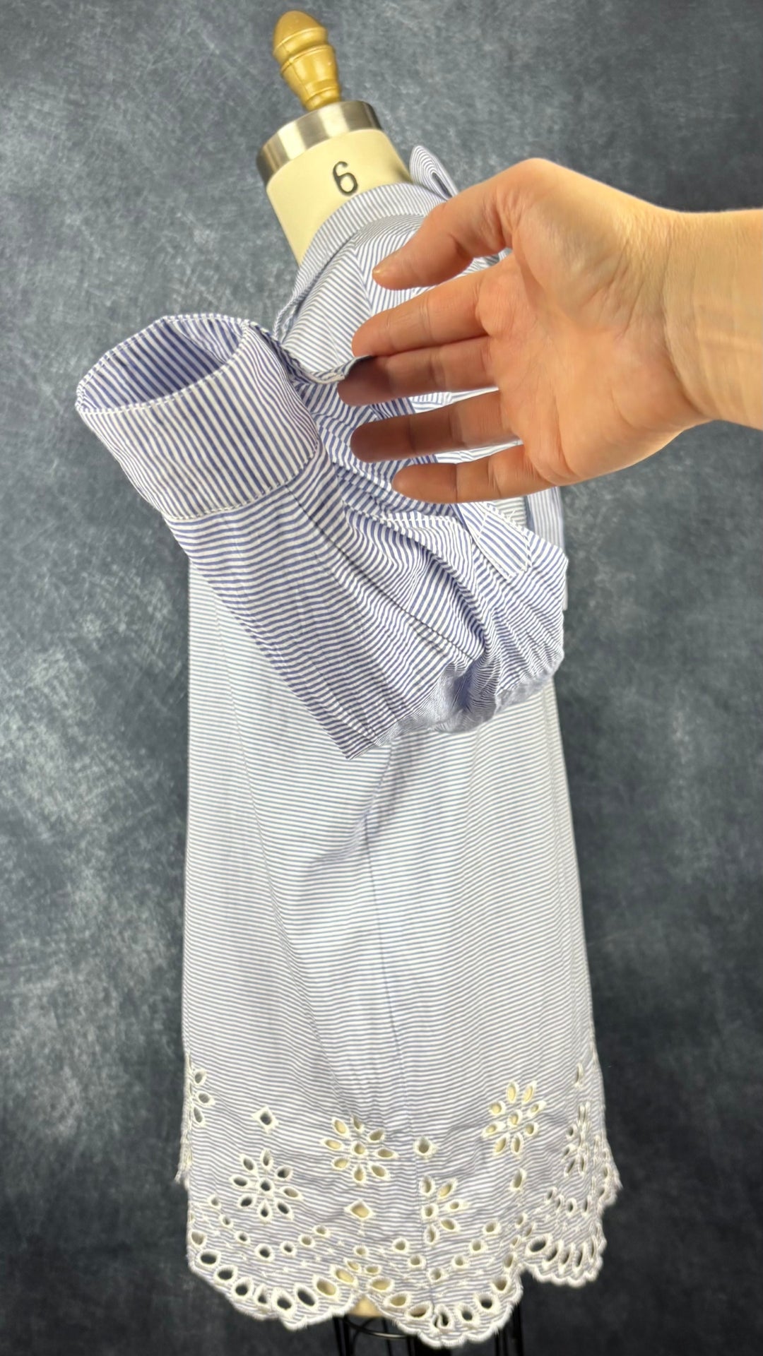 Blouse à rayures et broderie anglaise à l'ourlet Imperial, taille medium. Vue de côté, manche relevée.