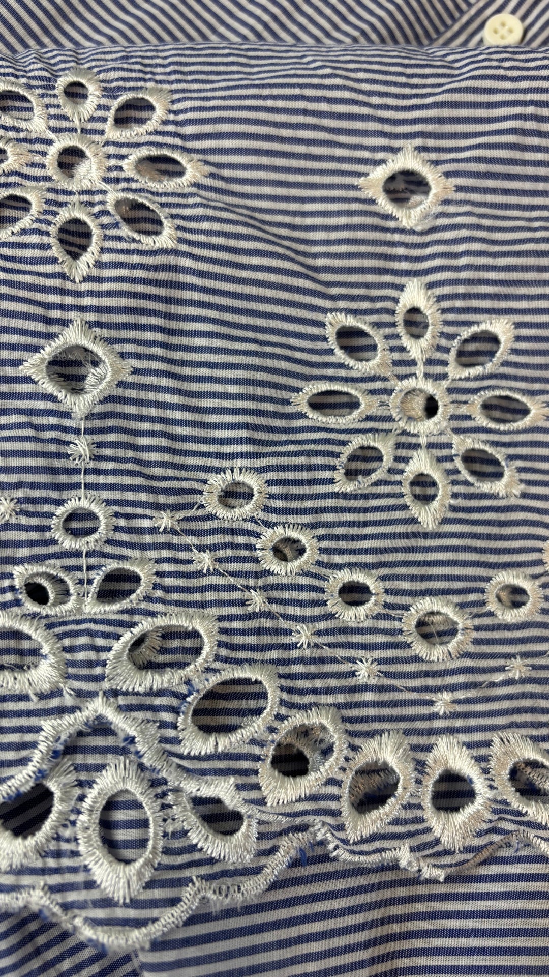 Blouse à rayures et broderie anglaise à l'ourlet Imperial, taille medium. Vue de près de la broderie.