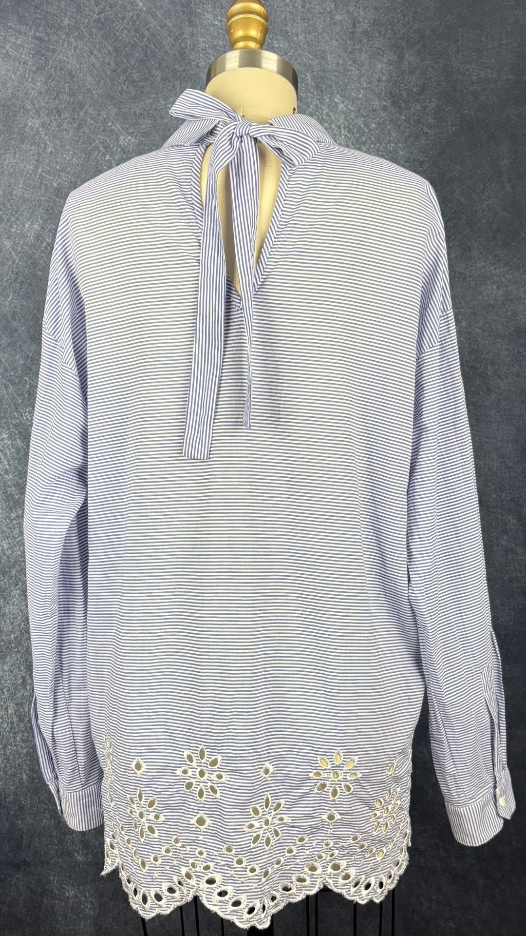 Blouse à rayures et broderie anglaise à l'ourlet Imperial, taille medium. Vue de dos.