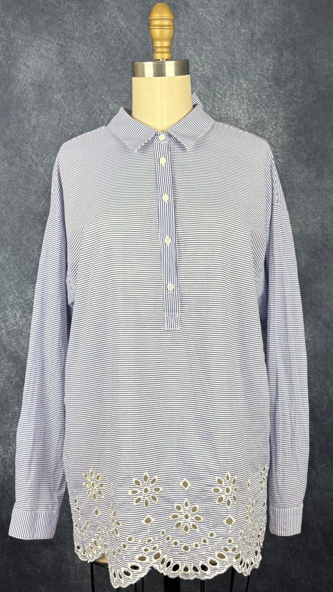 Blouse à rayures et broderie anglaise à l'ourlet Imperial, taille medium. Vue de face.