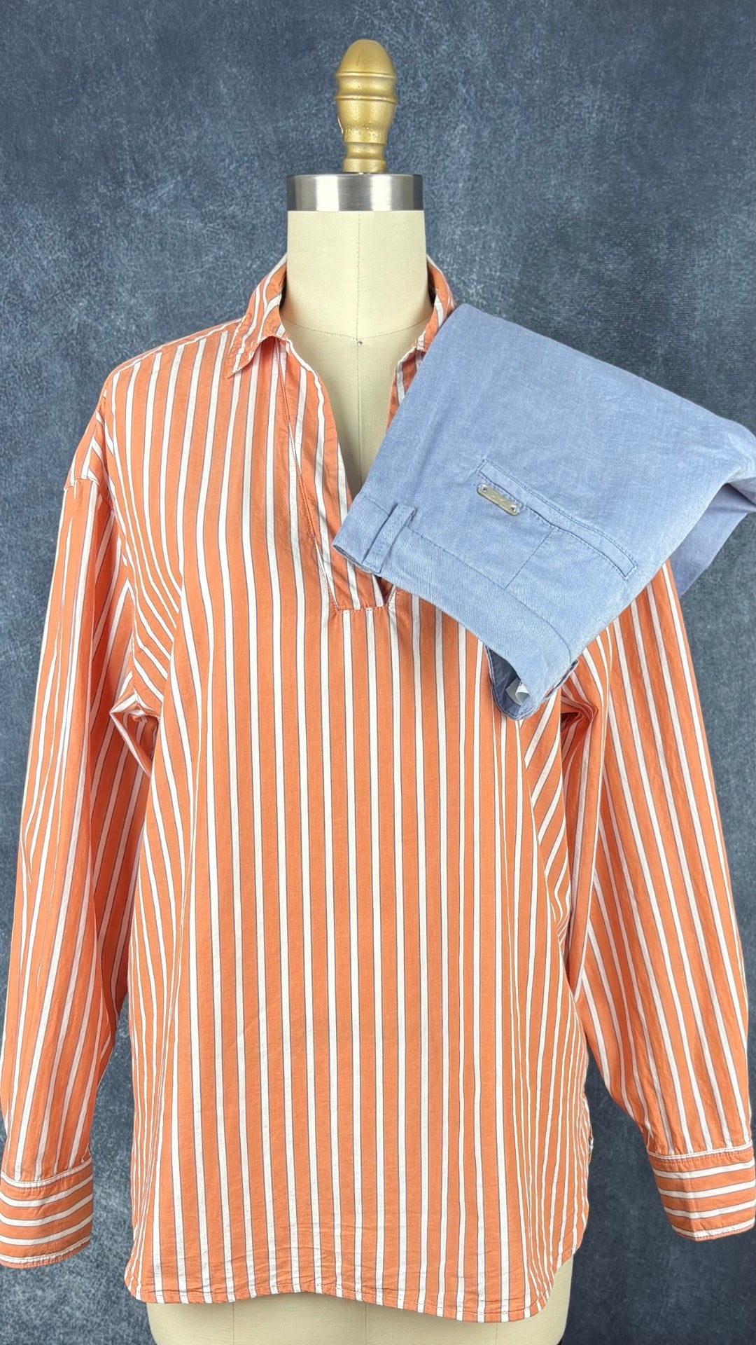 Blouse ample à rayures pêche, blanc crème et bleu gris Woolworths, taille xs. Vue de l'agencement avec le pantalon bleu doux Brax.