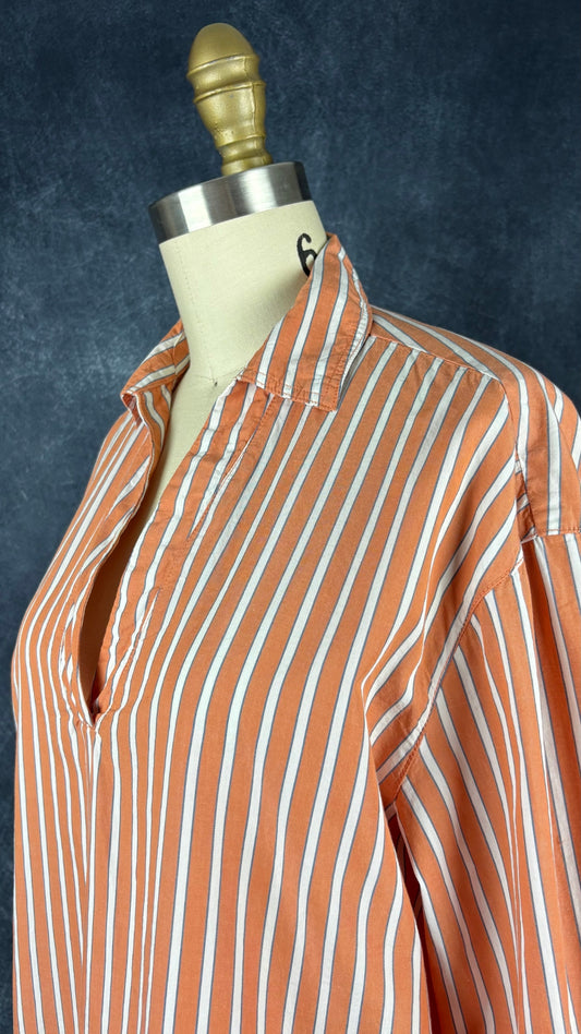 Blouse ample à rayures pêche, blanc crème et bleu gris Woolworths, taille xs. Vue de l'encolure.
