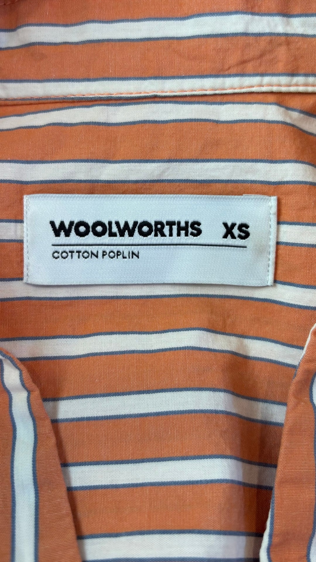 Blouse ample à rayures pêche, blanc crème et bleu gris Woolworths, taille xs. Vue de l'étiquette.