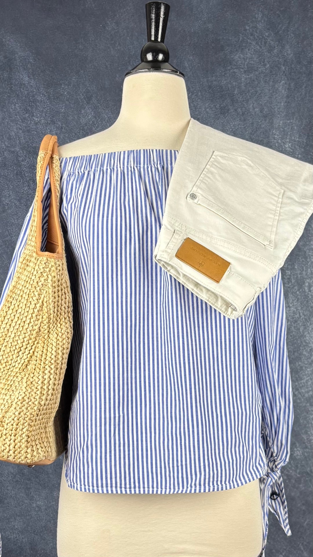 Blouse à rayures et épaules dégagées Scotch & Soda, taille small. Vue de l'agencement avec le pantalon crème Mat de Misaine.