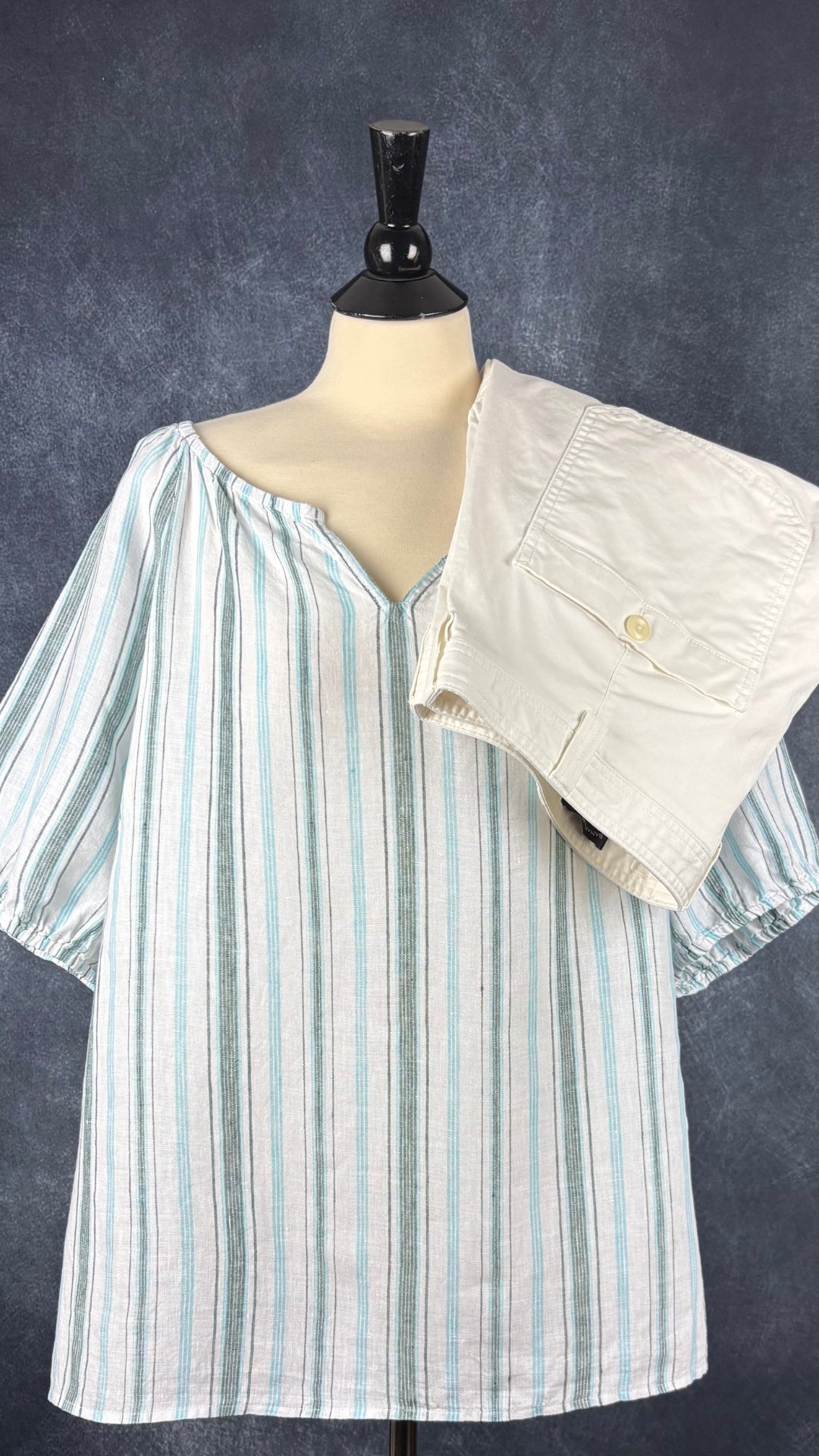 Blouse à rayures charcoal et turquoise Talbots plus, taille 2X. Vue de l'agencement avec le pantalon crème Banana Republic.