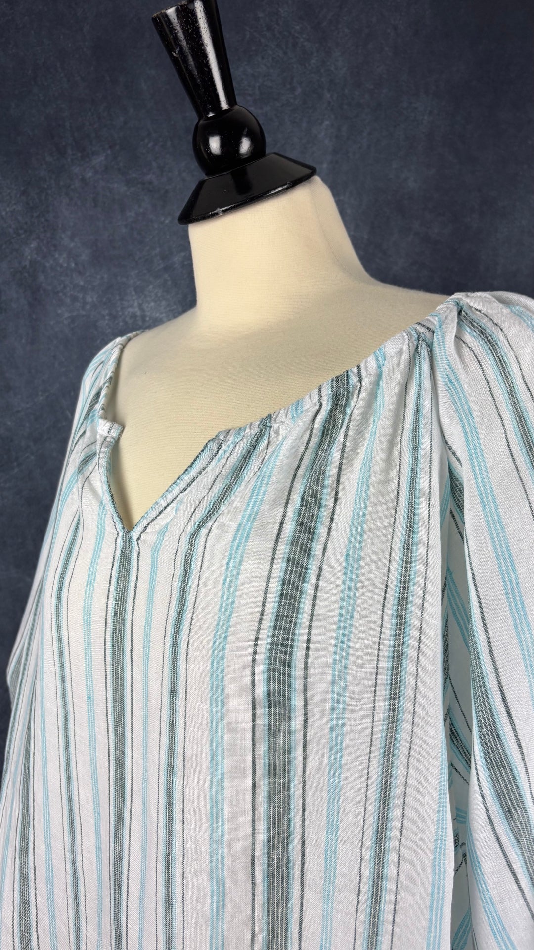 Blouse à rayures charcoal et turquoise Talbots plus, taille 2X. Vue de l'encolure.
