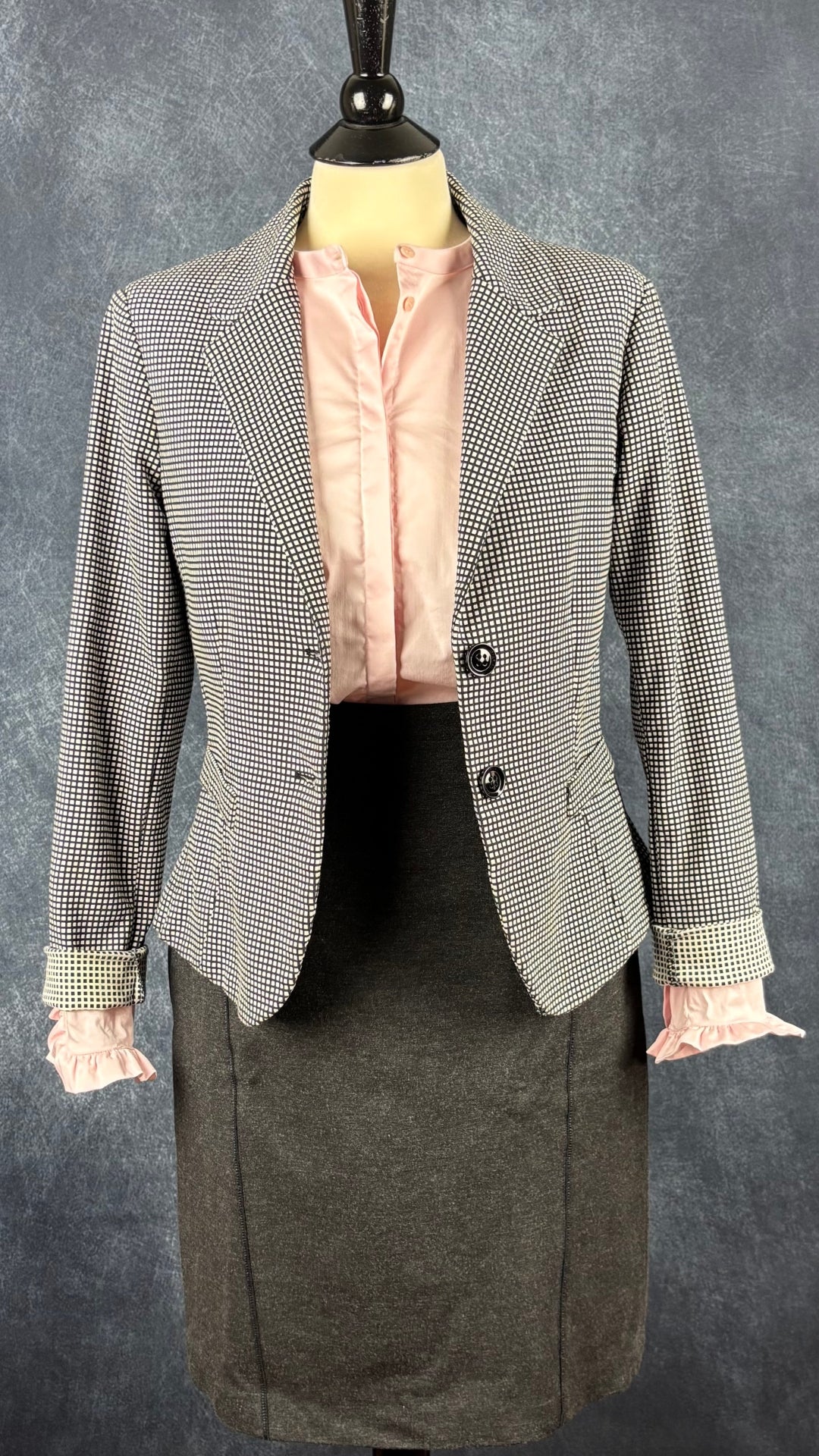 Blouse rose doux avec petits frisons au bas des manches Mos Mosh, taille large. Vue de l'agencement avec la jupe grise Iris Setlakwe et le blazer à petits carrés Imperial.