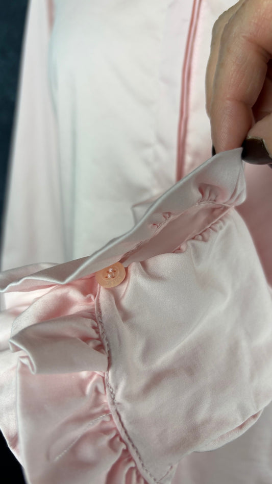 Blouse rose doux avec petits frisons au bas des manches Mos Mosh, taille large. Vue de près du bouton à la manche.