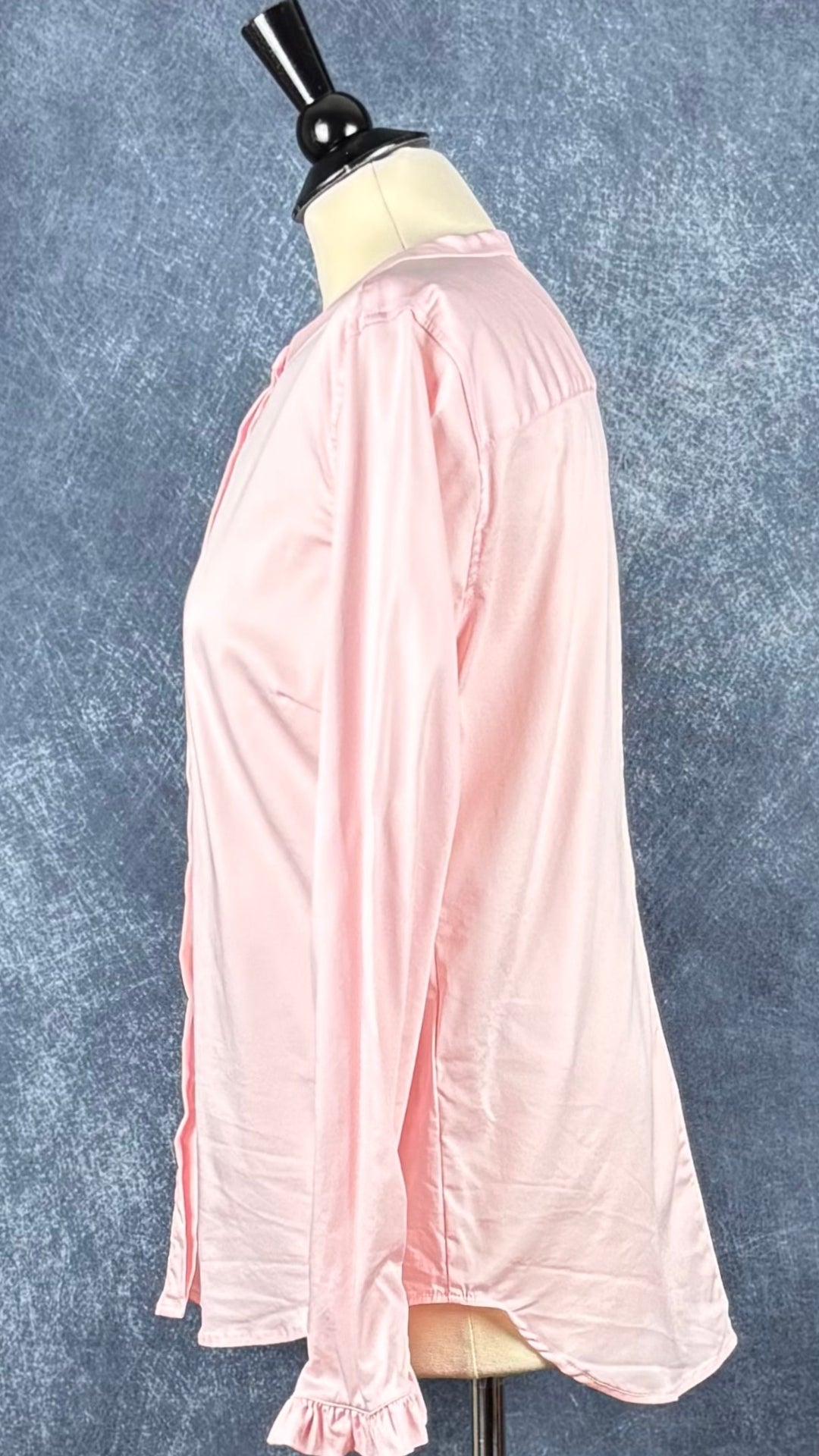 Blouse rose doux avec petits frisons au bas des manches Mos Mosh, taille large. Vue de côté.