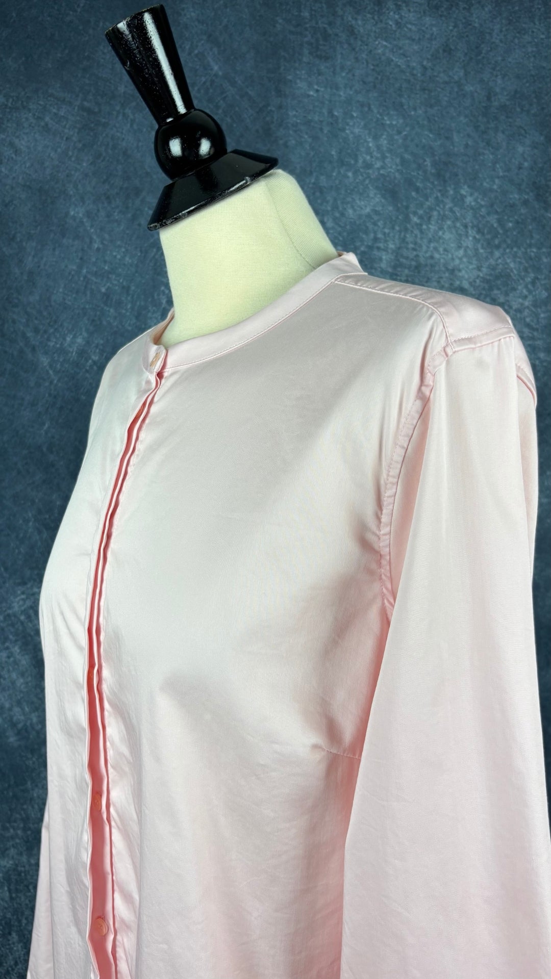 Blouse rose doux avec petits frisons au bas des manches Mos Mosh, taille large. Vue de l'encolure.