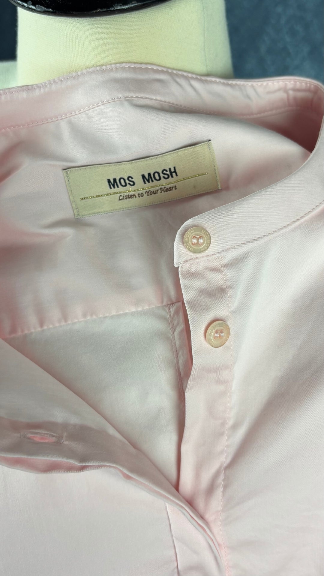 Blouse rose doux avec petits frisons au bas des manches Mos Mosh, taille large. Vue de l'étiquette.