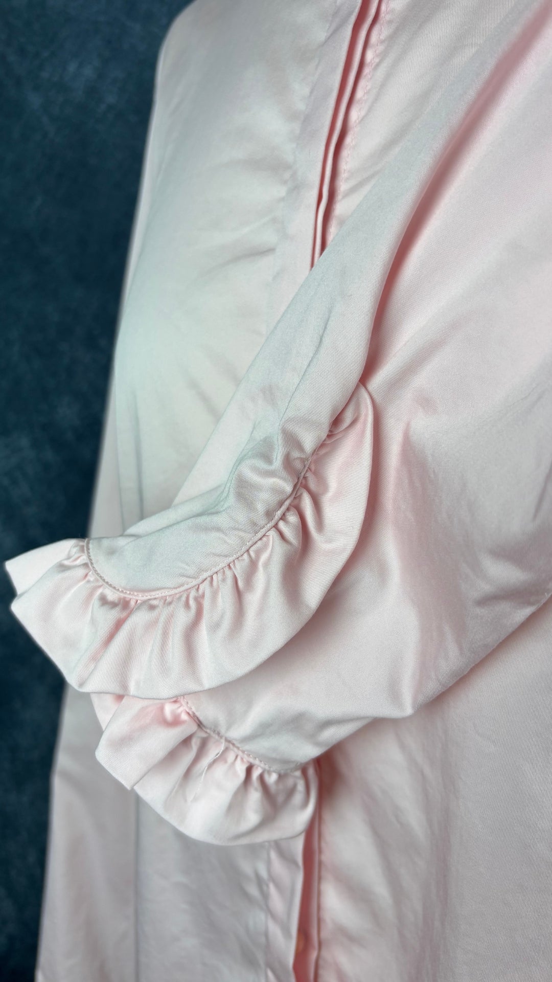 Blouse rose doux avec petits frisons au bas des manches Mos Mosh, taille large. Vue du bas de la manche.