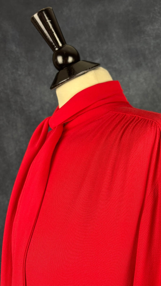 Blouse rouge fluide à col lavallière amovible Brax, taille 38 (m/l). Vue de l'encolure.