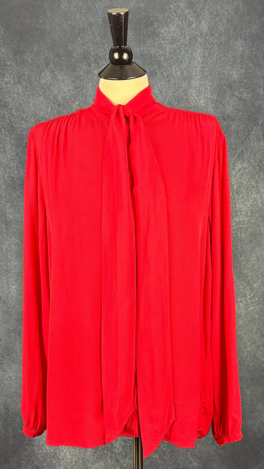 Blouse rouge fluide à col lavallière amovible Brax, taille 38 (m/l). Vue de face.