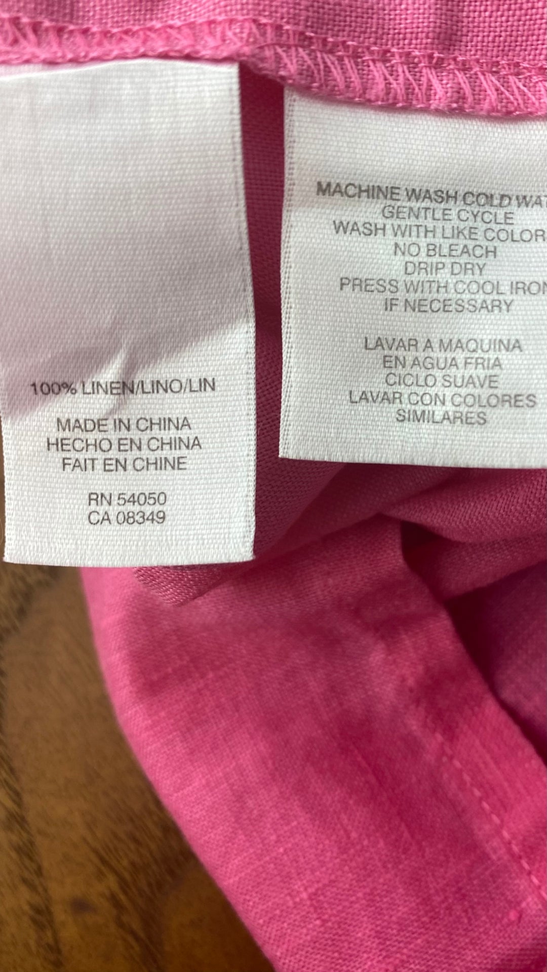 Blouse sans manches en lin rose, corsage plissé, Jones New York Sport, taille small. Vue de l'étiquette de composition et entretien.