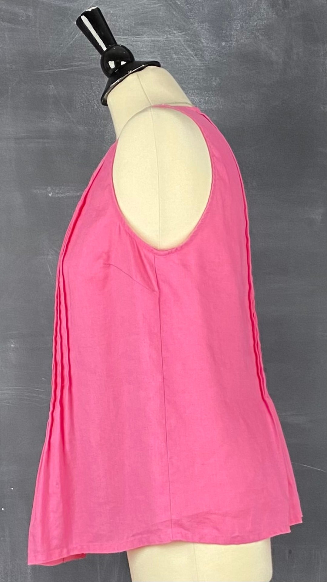 Blouse sans manches en lin rose, corsage plissé, Jones New York Sport, taille small. Vue de côté.