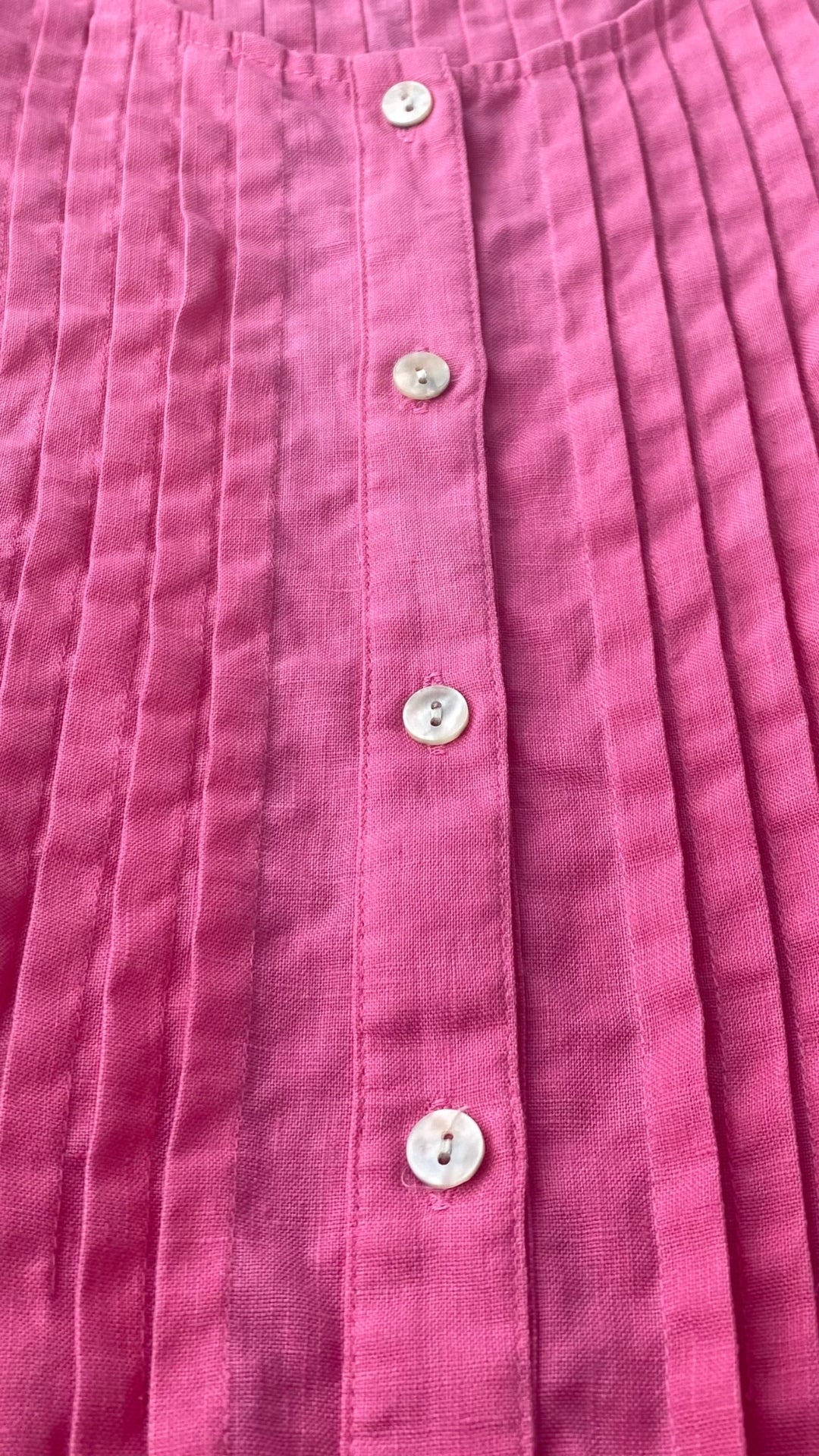 Blouse sans manches en lin rose, corsage plissé, Jones New York Sport, taille small. Vue des détails à l'avant.