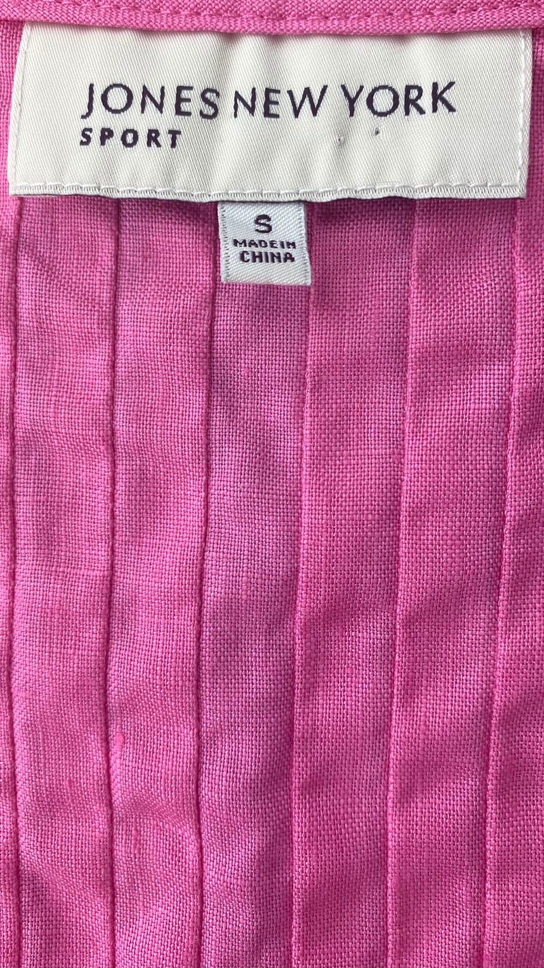 Blouse sans manches en lin rose, corsage plissé, Jones New York Sport, taille small. Vue de l'étiquette de marque et taille.