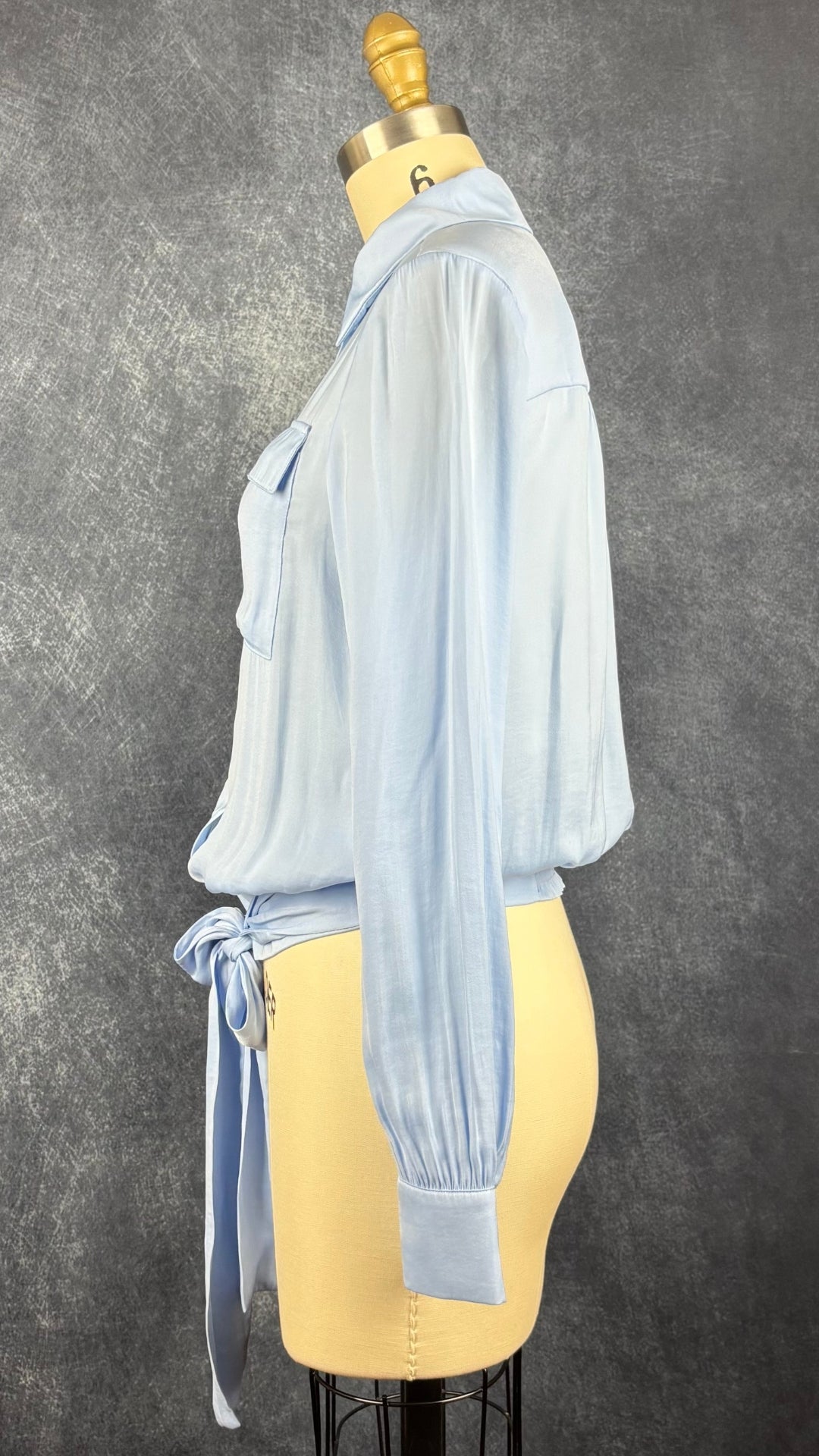 Blouse satinée bleu doux à taille soulignée de deux bandes de tissu à nouer, Tristan, taille xs. Vue de côté.