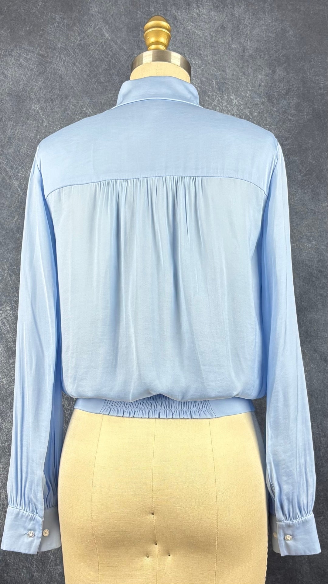 Blouse satinée bleu doux à taille soulignée de deux bandes de tissu à nouer, Tristan, taille xs. Vue de dos.