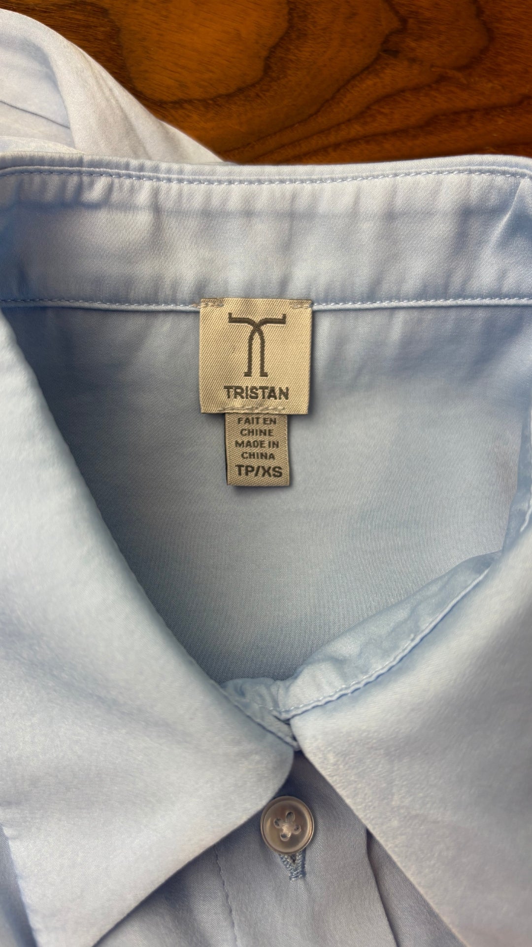 Blouse satinée bleu doux à taille soulignée de deux bandes de tissu à nouer, Tristan, taille xs. Vue de l'étiquette.