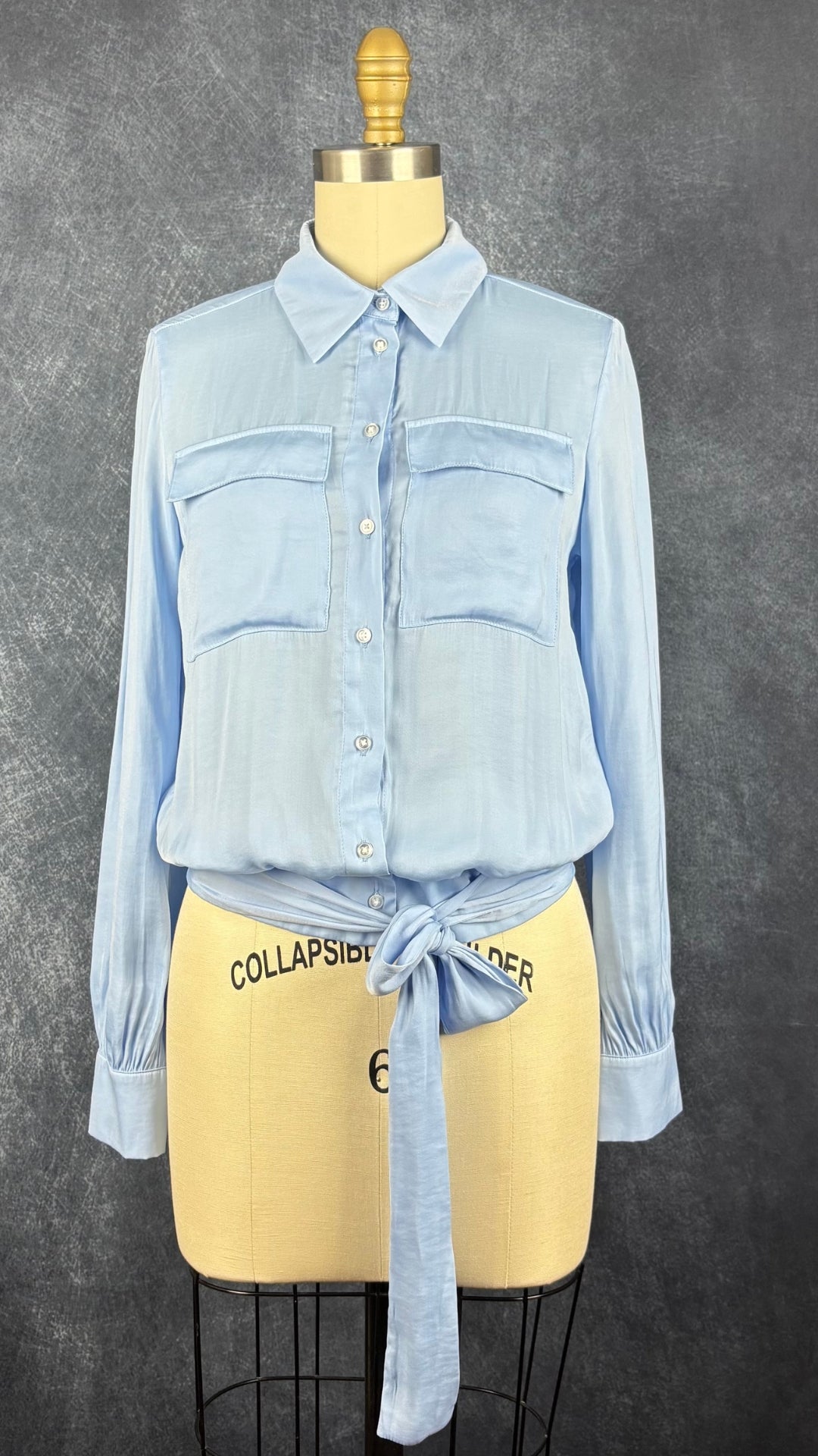 Blouse satinée bleu doux à taille soulignée de deux bandes de tissu à nouer, Tristan, taille xs. Vue de face.