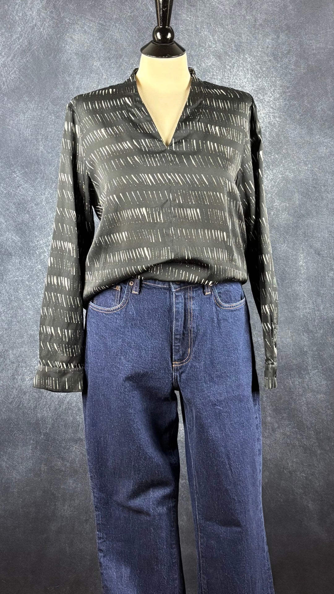 Blouse en soie et coton à petits motifs Eileen Fisher, taille medium. Vue de l'agencement avec le jeans foncé Denim Forum.