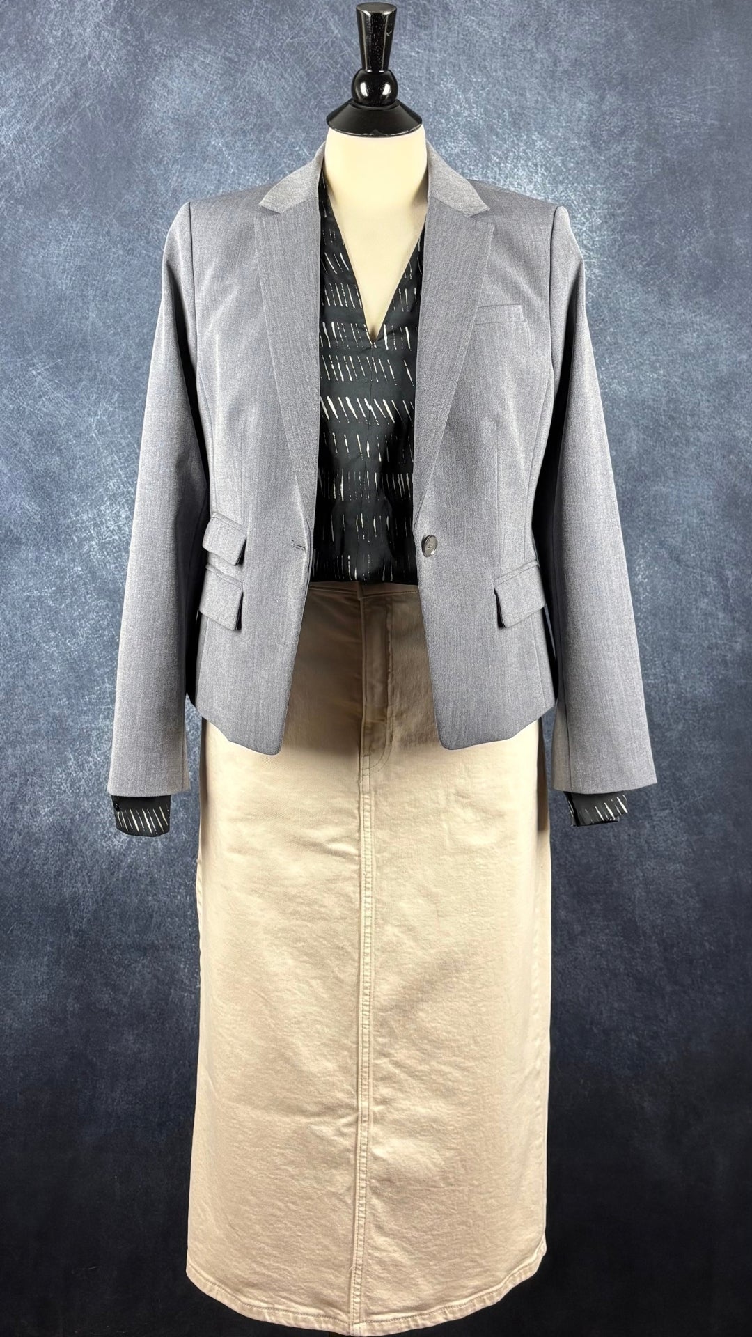 Blouse en soie et coton à petits motifs Eileen Fisher, taille medium. Vue de l'agencement avec la jupe crème Banana Republic et le blazer bleu gris lavable.