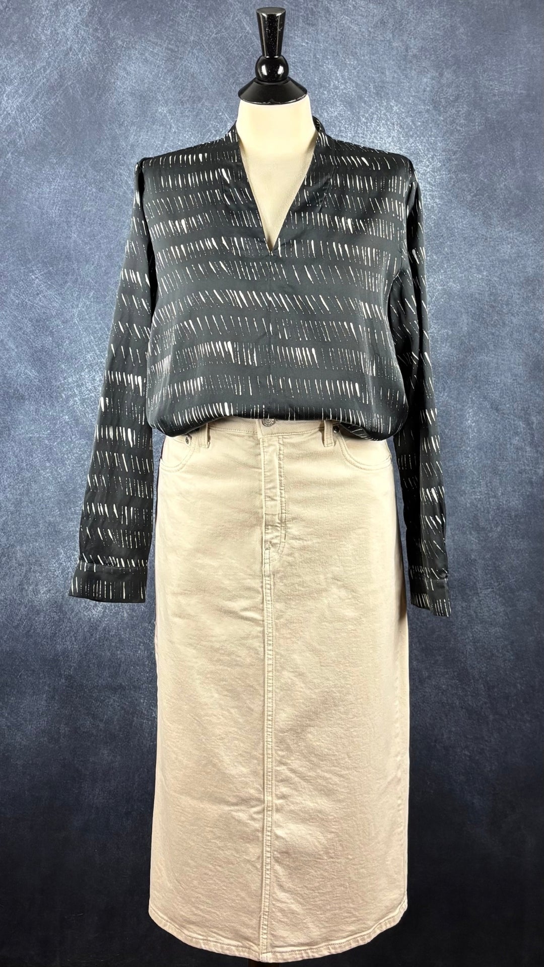 Blouse en soie et coton à petits motifs Eileen Fisher, taille medium. Vue de l'agencement avec la jupe en denim crème Banana Republic.