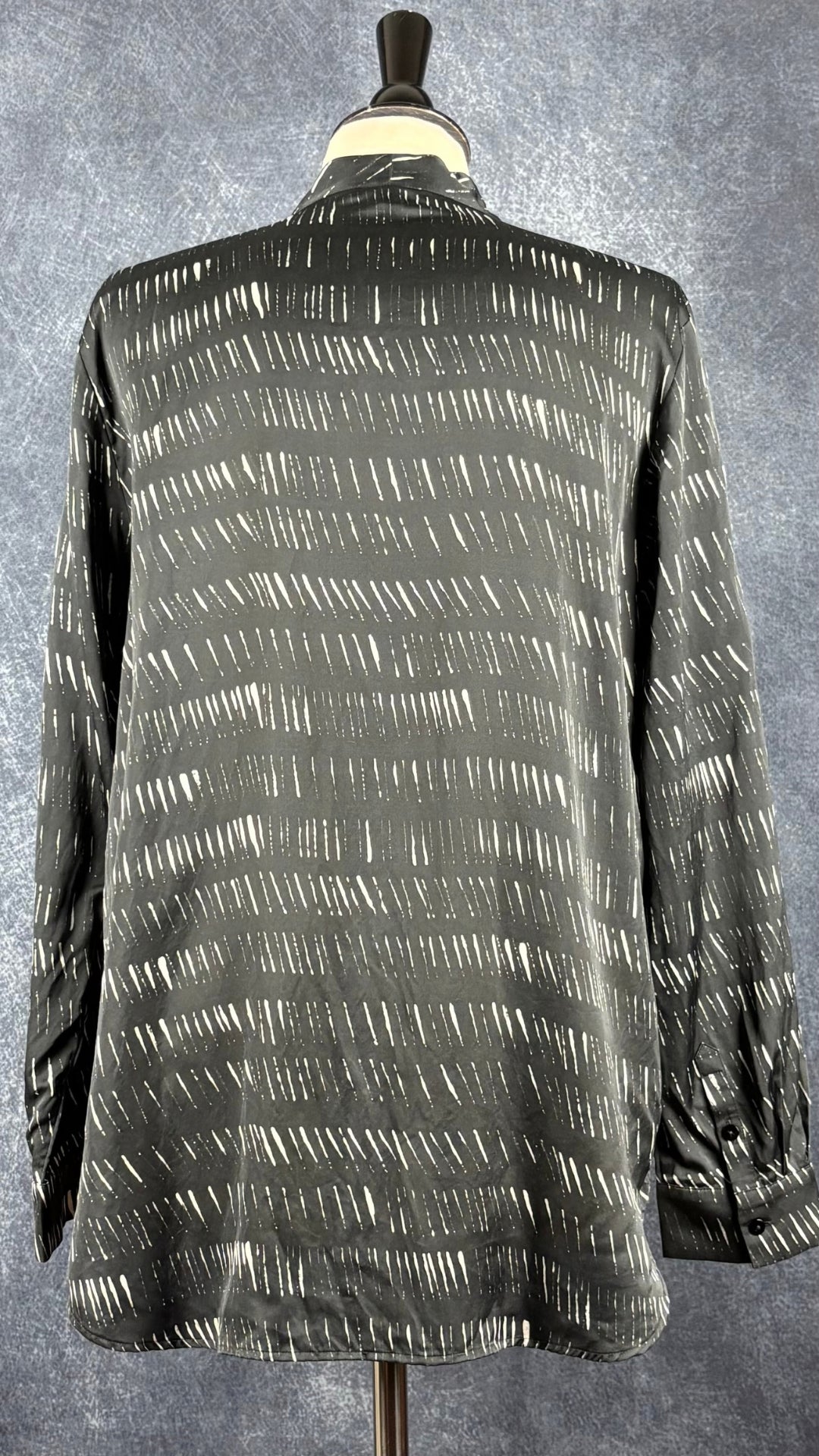 Blouse en soie et coton à petits motifs Eileen Fisher, taille medium. Vue de dos.