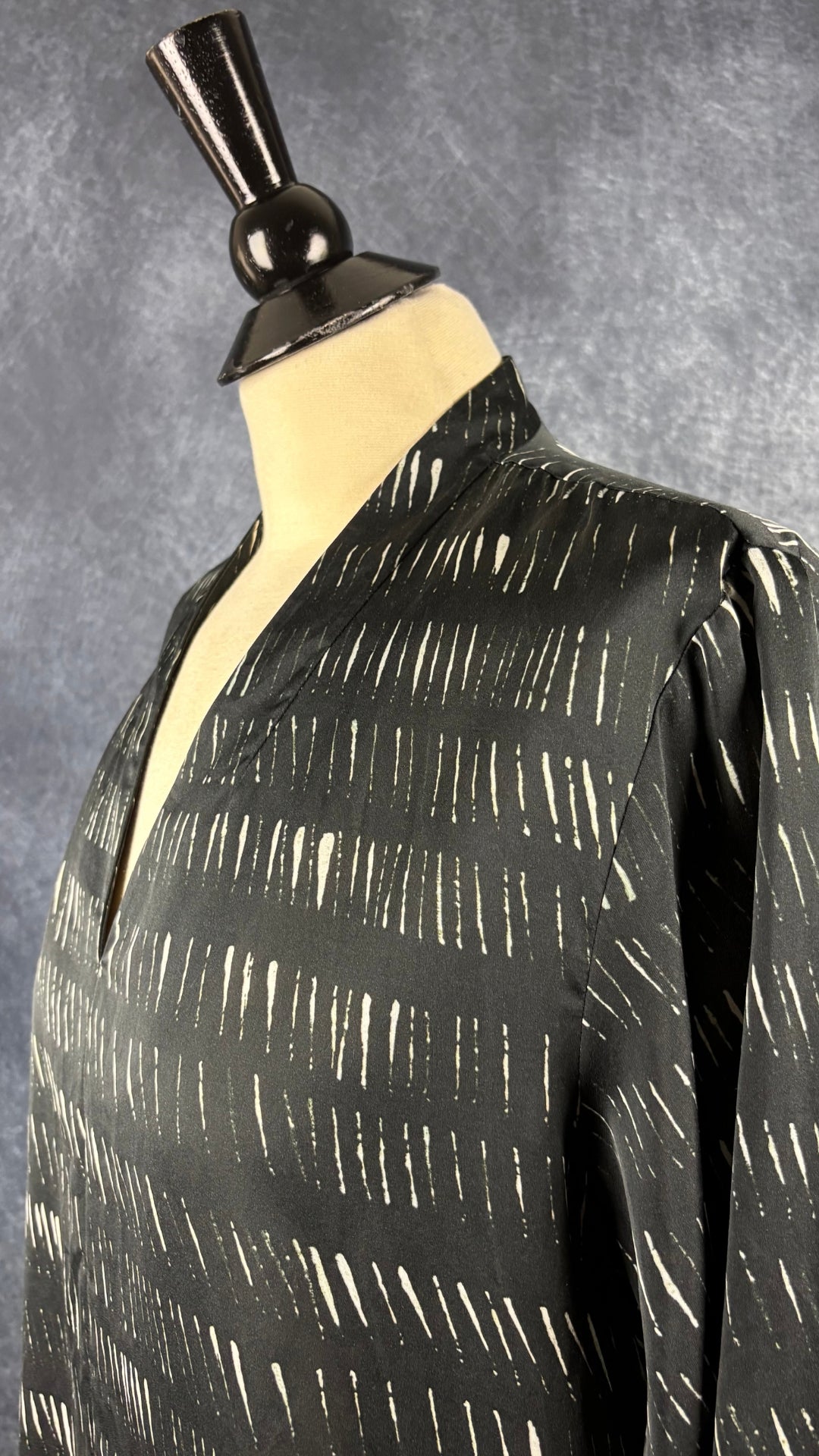 Blouse en soie et coton à petits motifs Eileen Fisher, taille medium. Vue de l'encolure.