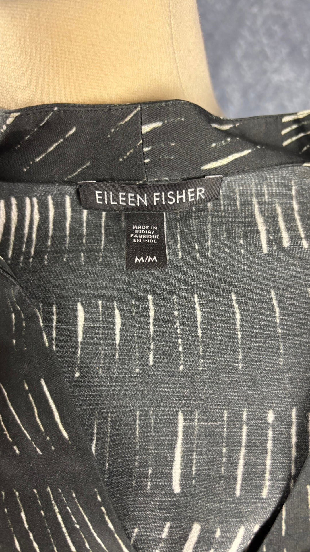 Blouse en soie et coton à petits motifs Eileen Fisher, taille medium. Vue de l'étiquette.