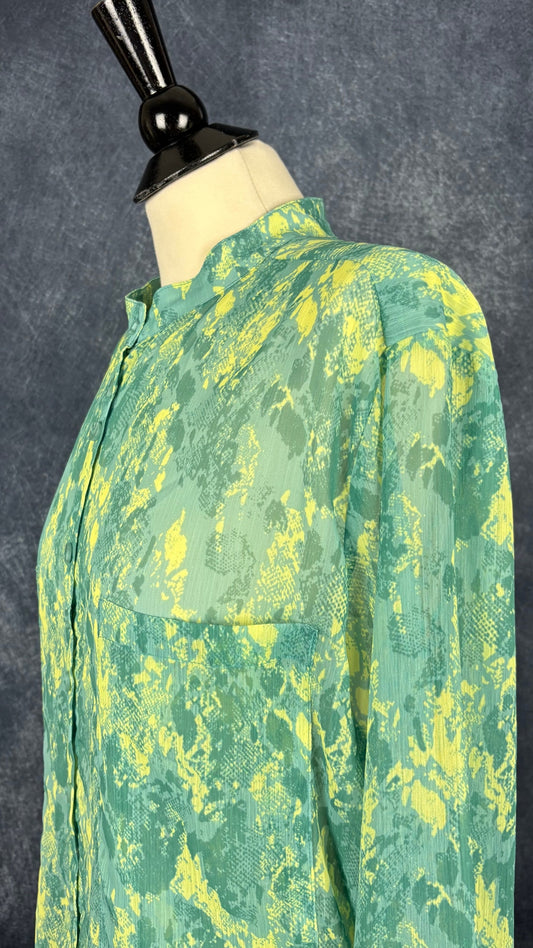 Blouse translucide à motif style serpent vert et jaune Joelle, taille xl. Vue de l'encolure.