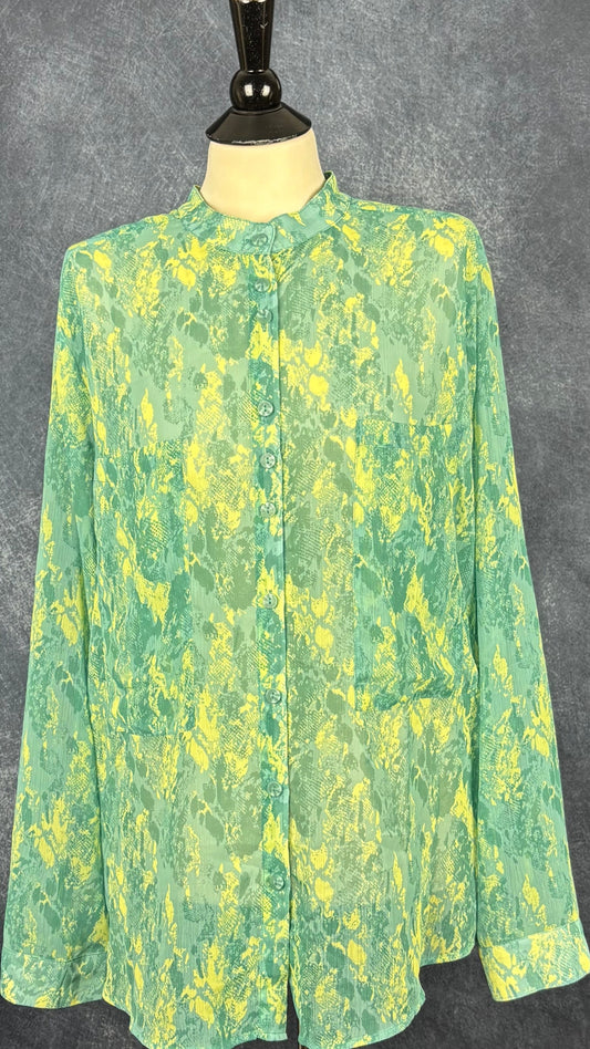 Blouse translucide à motif style serpent vert et jaune Joelle, taille xl. Vue de face.
