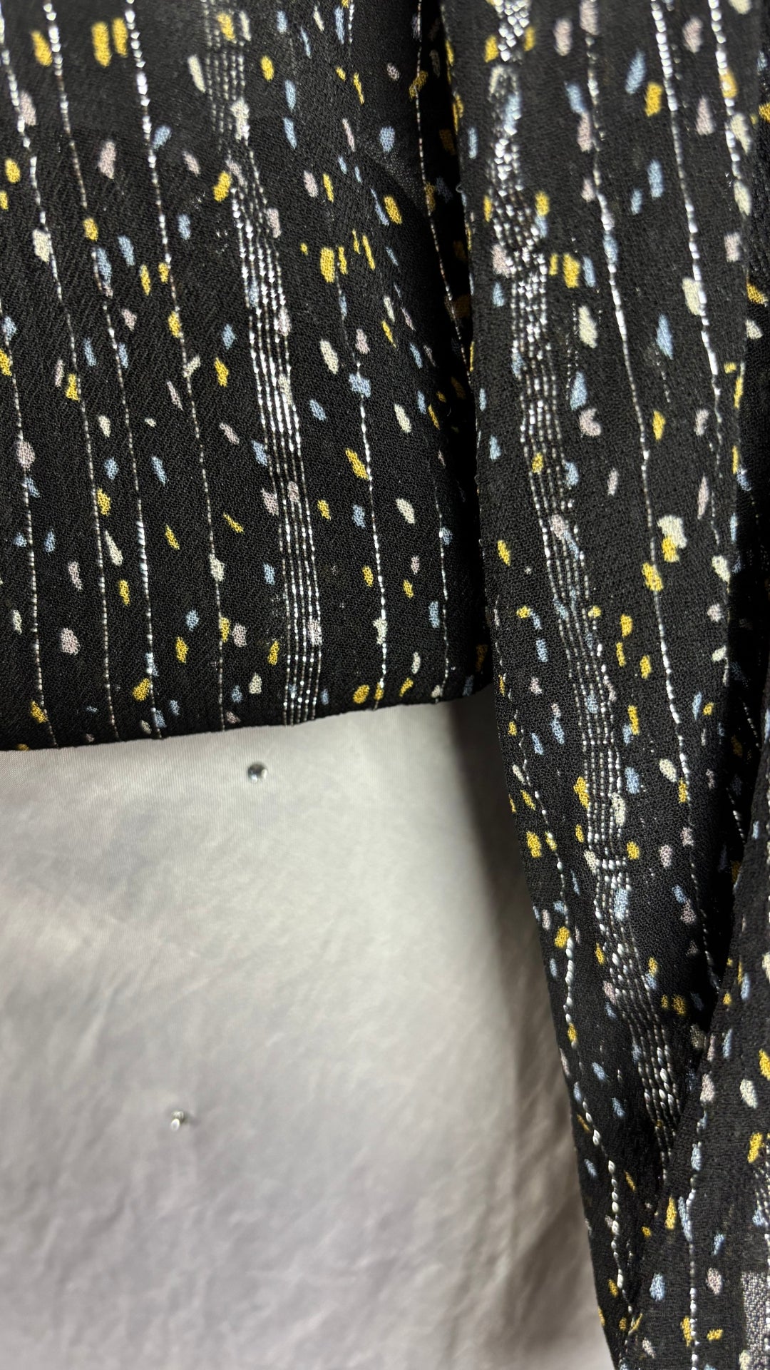 Blouse translucide à motifs argent et or InWear, taille 10. Vue de près de l'agencement avec la robe satinée InWear.