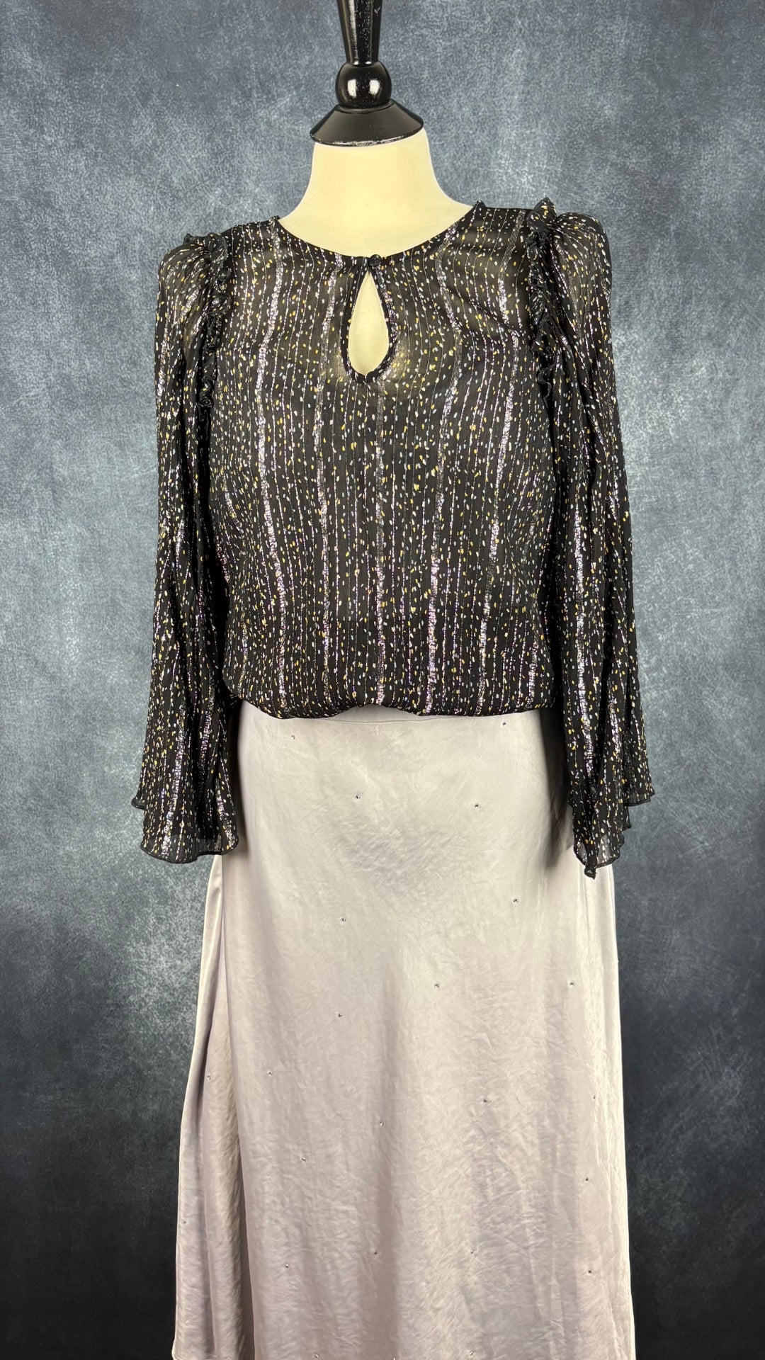 Blouse translucide à motifs argent et or InWear, taille 10. Vue de l'agencement avec la robe grise satinée InWear.