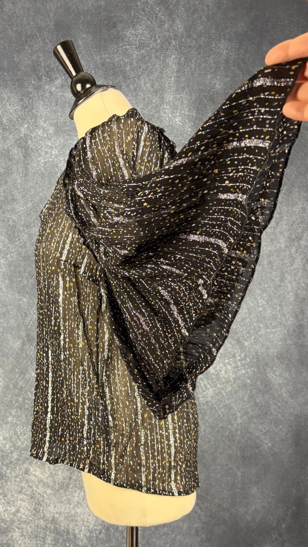 Blouse translucide à motifs argent et or InWear, taille 10. Vue de côté, manche relevée.