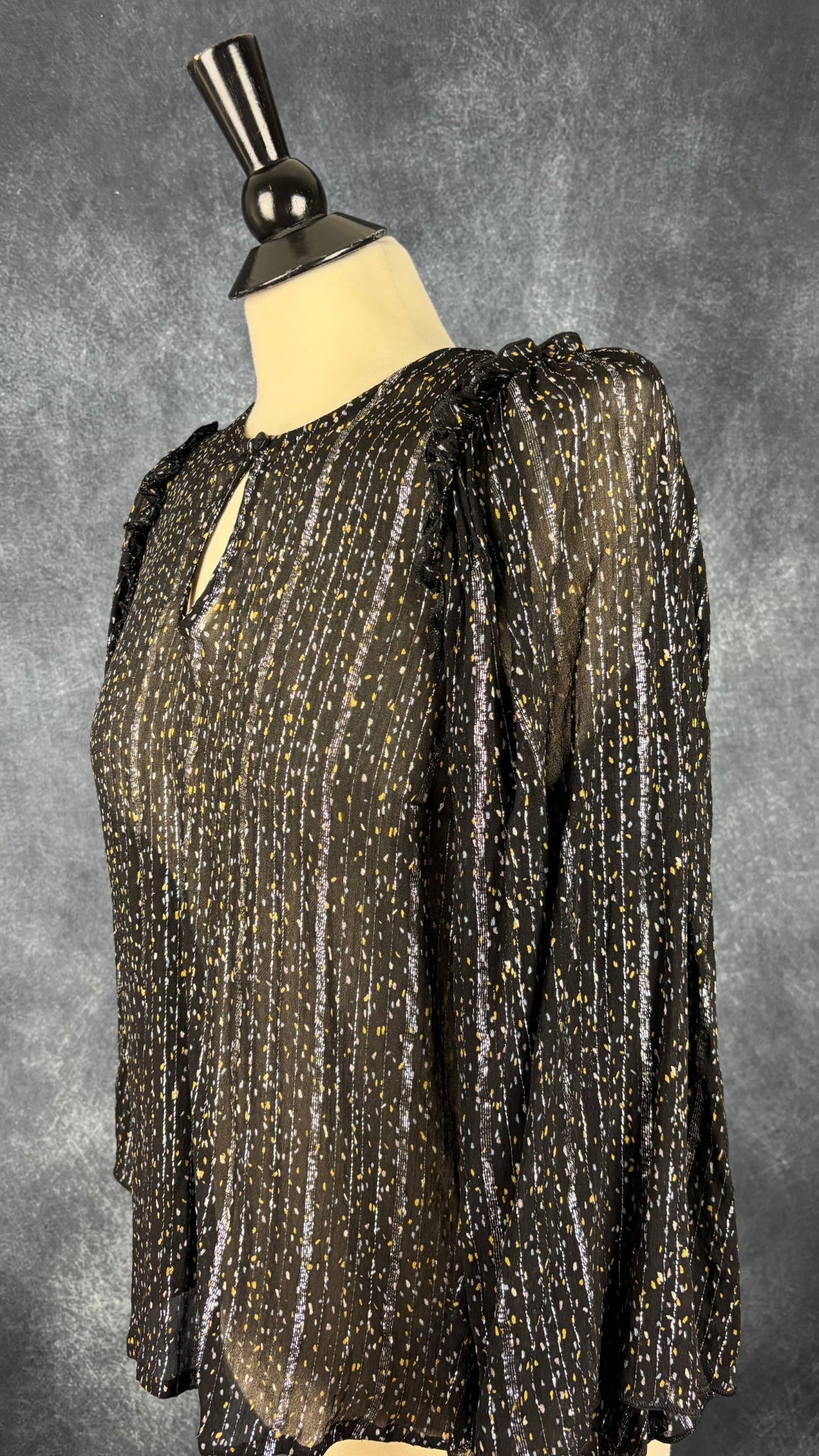 Blouse translucide à motifs argent et or InWear, taille 10. Vue de l'encolure.