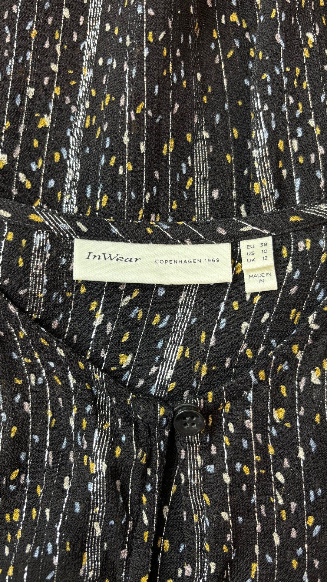 Blouse translucide à motifs argent et or InWear, taille 10. Vue de l'étiquette.