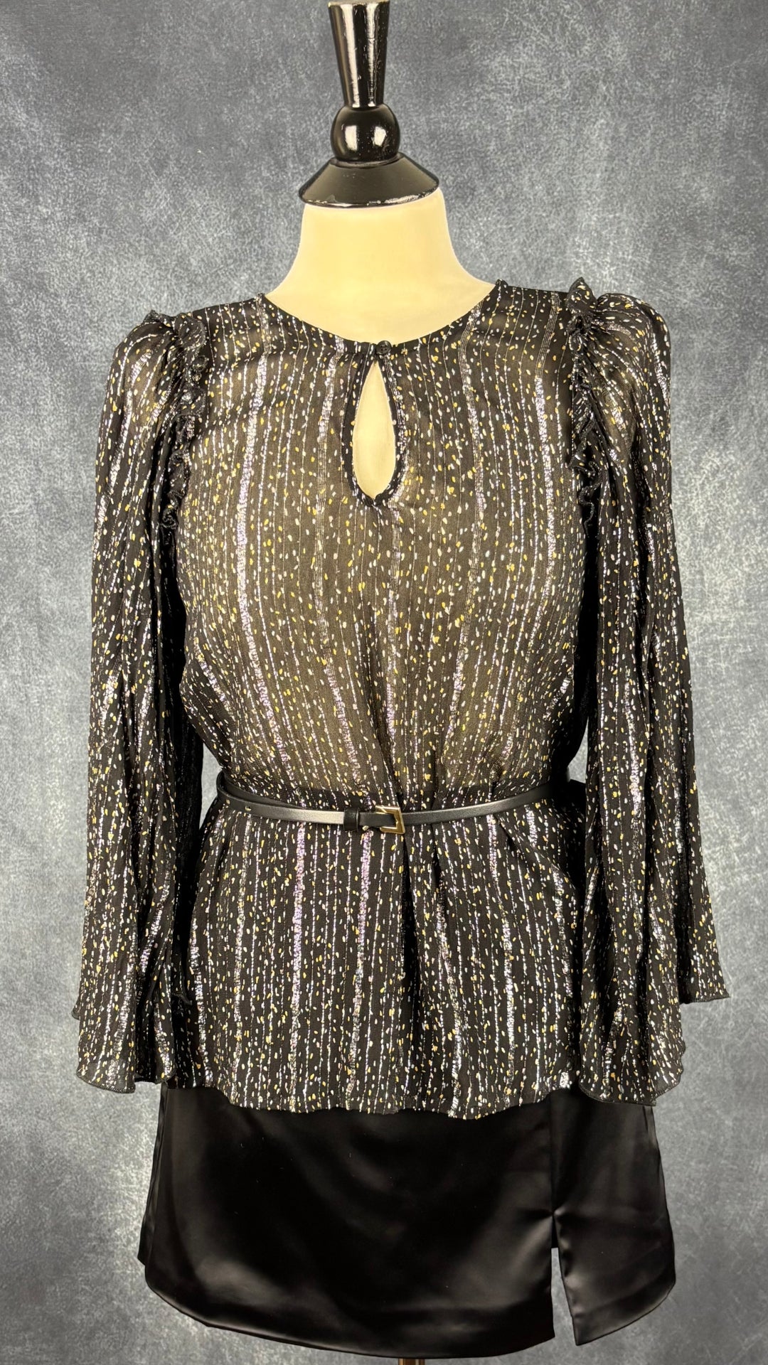 Blouse translucide à motifs argent et or InWear, taille 10. Vue de l'agencement avec la jupe noire satinée.